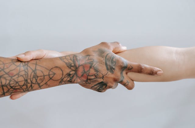Colabora con artistas locales - Espíritu Emprendedor como Tatuador