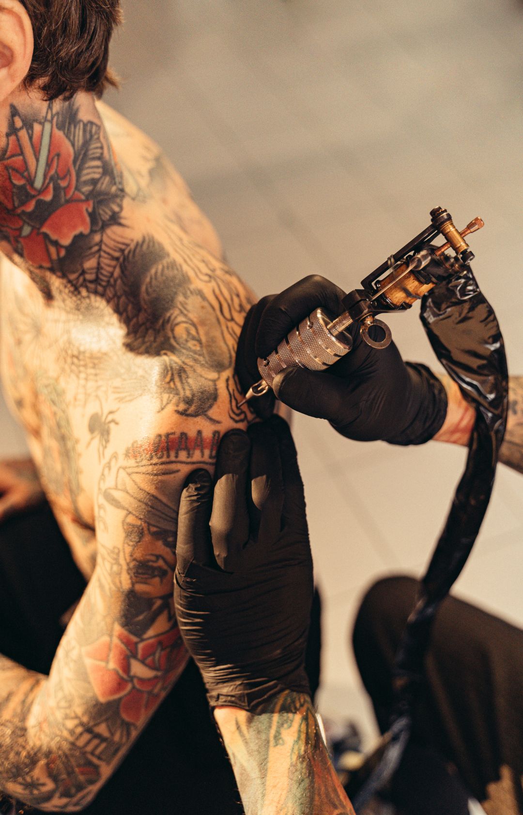 Éxito financiero como tatuador en Brooklyn